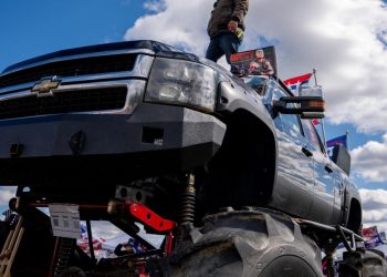 Auto Klub – Kaos u Americi: ‘Monster truckom’ gazio automobile i jurio za ljudima po livadi