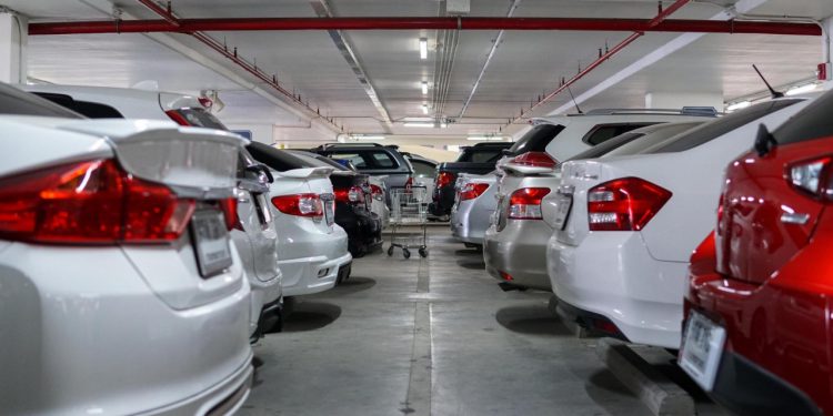 Auto Klub – Krenuo novi trend među vozačima: Što znači ako vam netko ostavi knjigu na krovu automobila?