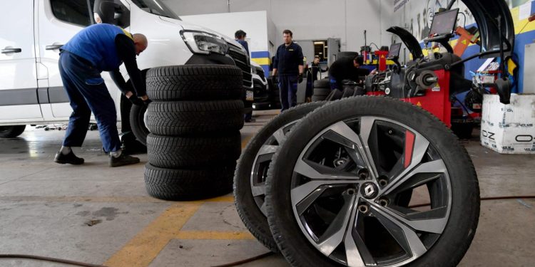 Auto Klub – Milijuni vozača rade ovu pogrešku: Znate li na koju se osovinu stavlja novi par guma?