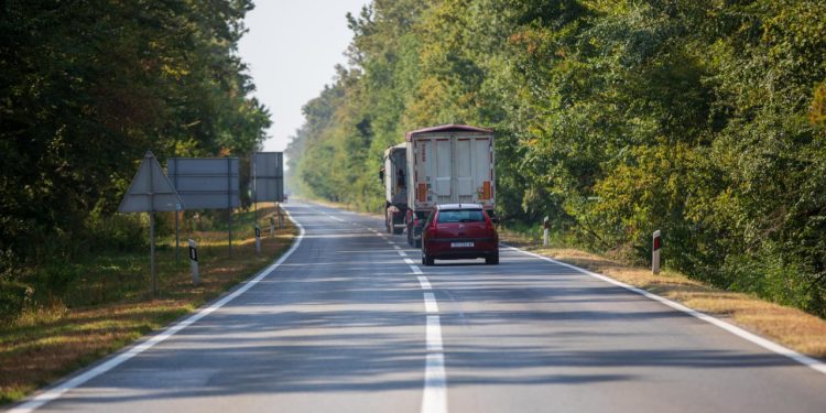 Auto Klub – Na cestama se pojavili neobični stupići s reflektirajućim svjetlom, otkriveno čemu služe