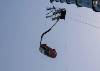 Auto Klub – Najluđi auto rekord ikada: Pogledajte spektakularan bungee skok u Nisssanu s visine od 65 metara