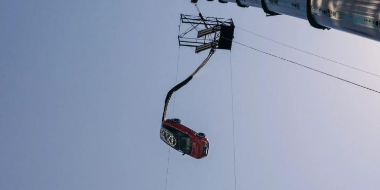 Auto Klub – Najluđi auto rekord ikada: Pogledajte spektakularan bungee skok u Nisssanu s visine od 65 metara