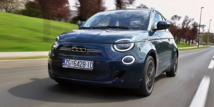 Auto Klub – Ni u Stellantisu ne ‘cvjetaju ruže’: Fiat je zaustavio proizvodnju električnog Fiata 500e jer nema kupaca