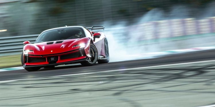 Auto Klub – Odzvonilo špijunskim fotografijama: Ferrari gradi novu superzaštićenu stazu za testiranje superautomobila