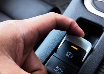 Auto Klub – Opasan manevar: Što će se dogoditi ako na 80 km/h povučete električnu parkirnu kočnicu?