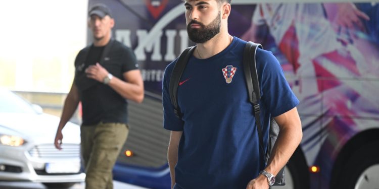 Auto Klub – Ostao je skroman dečko: Kolege mu voze superautomobile, a Gvardiol na trening Cityja dolazi u autu ‘za narod’