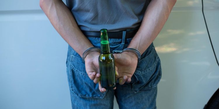 Auto Klub – Pio pivo i vozio, a kad ga je policija izgurala s ceste ispalio je: ‘Samo trenutak, da popijem do kraja’