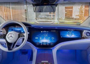 Auto Klub – Pljuska industriji: Vozači tvrde da su zasloni u automobilima totalna glupost, posebno suvozački