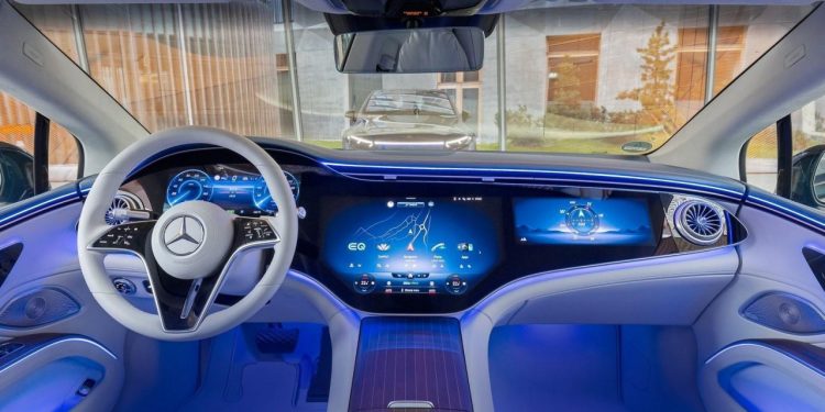 Auto Klub – Pljuska industriji: Vozači tvrde da su zasloni u automobilima totalna glupost, posebno suvozački