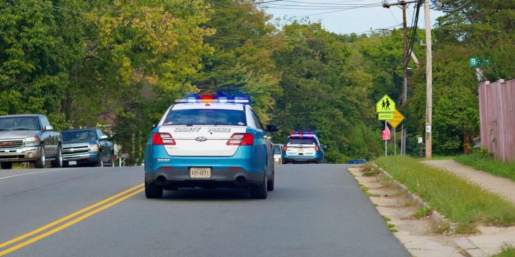 Auto Klub – Potez kao u akcijskom filmu: Hrabra policajka u vožnji uskočila u drugi auto kako bi spasila vozača