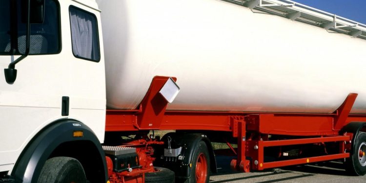 Auto Klub – Razbijen mit: Evo zašto ne možete točiti gorivo u auto dok je uključena cisterna na benzinskoj postaji