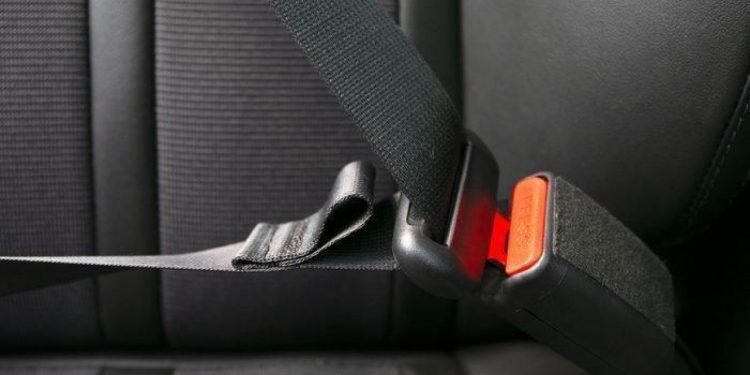 Auto Klub – Sigurno ste je primijetili: Mala ‘omča‘ od tkanine na sigurnosnom pojasu u autima ima važnu funkciju