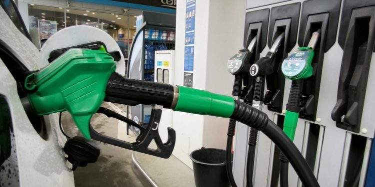 Auto Klub – To se nikada nije dogodilo: Posvuda ratovi, a cijene goriva mjesecima padaju. Kako je to moguće?