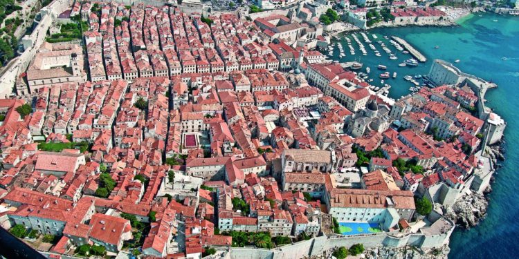 Auto Klub – Tragom svjetske baštine s novim VW Tiguanom: Čarobne zidine su proslavile grad pod Srđem