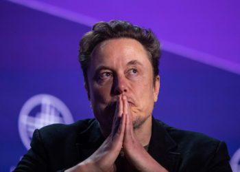 Auto Klub – ‘Zid srama’: Tesla i naftni div su na popisu tvrtki koje potkopavaju demokraciju diljem svijeta