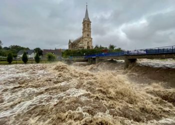 BORIS HARA EUROPOM Jeste li se ikada pitali tko olujama, ciklonama i prirodnim katastrofama daje imena
