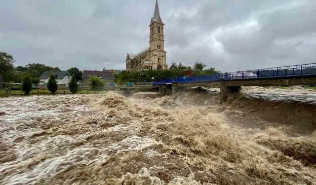 BORIS HARA EUROPOM Jeste li se ikada pitali tko olujama, ciklonama i prirodnim katastrofama daje imena