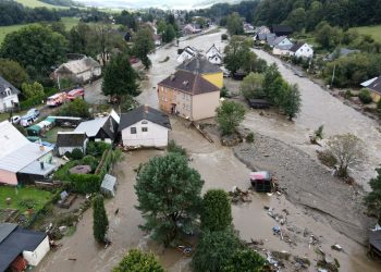 Biblijske poplave pogodile Europu, 140 ljudi zatočeno nasred podivljalog Dunava