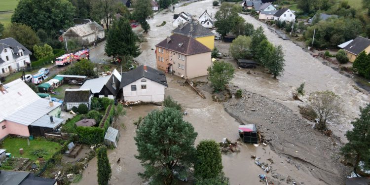 Biblijske poplave pogodile Europu, 140 ljudi zatočeno nasred podivljalog Dunava