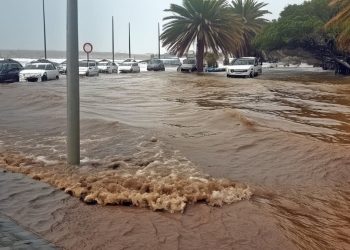Biblijske scene na Jadranu. U Makarskoj su ceste riječna korita, građani i automobili “plivaju”!