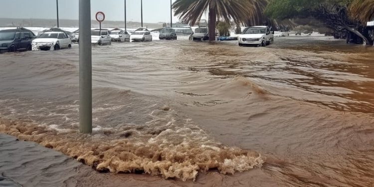 Biblijske scene na Jadranu. U Makarskoj su ceste riječna korita, građani i automobili “plivaju”!