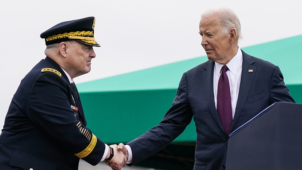 Predsjednik Biden rukuje se s generalom Milleyem