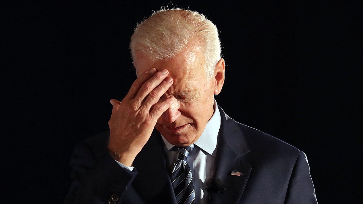 Biden pognute glave s rukom na čelu