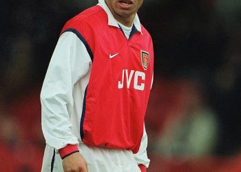 Bivši posuđenik Arsenala preminuo je od srčanog udara u dobi od 46 godina dok klubovi odaju počast napadaču