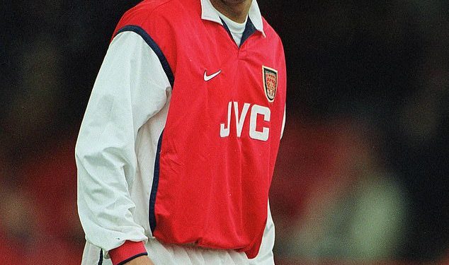 Bivši posuđenik Arsenala preminuo je od srčanog udara u dobi od 46 godina dok klubovi odaju počast napadaču