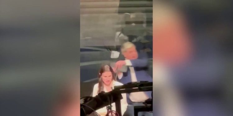 Brazilski kandidat za gradonačelnika hospitaliziran nakon što ga je suparnik napao metalnom stolicom: Pogledajte