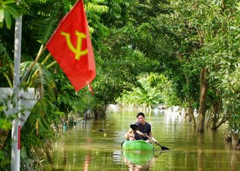 Broj poginulih od tajfuna u Vijetnamu popeo se na 233 dok je više tijela pronađeno u područjima pogođenim klizištima i poplavama