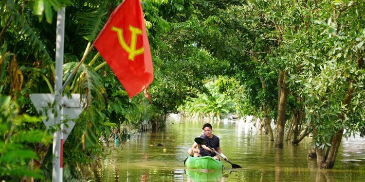 Broj poginulih od tajfuna u Vijetnamu popeo se na 233 dok je više tijela pronađeno u područjima pogođenim klizištima i poplavama