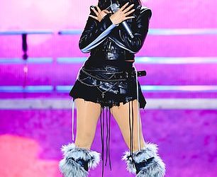 Camila Cabello naizgled ISPITUJE Sabrinu Carpenter tijekom nastupa na glazbenom festivalu iHeartRadio u Las Vegasu