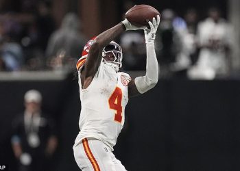 Chiefsi nastavljaju sa savršenim početkom sezone nakon što se Taylor Swift nije pojavila dok je Rashee Rice inspirirala 22-17 pobjedu nad Falconsima u Atlanti – ali Travis Kelce patio je JOŠ JEDAN neuspjeh