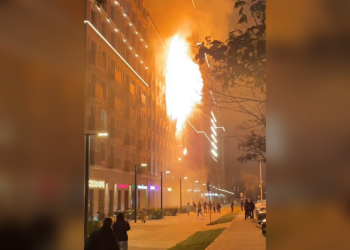 Čovjek skočio s petog kata kako bi pobjegao od požara u Moskvi (GRAFIKA) — RT Rusija i bivši Sovjetski Savez