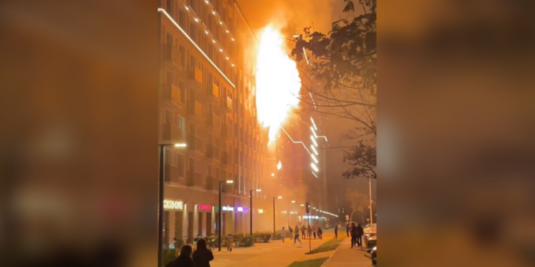 Čovjek skočio s petog kata kako bi pobjegao od požara u Moskvi (GRAFIKA) — RT Rusija i bivši Sovjetski Savez