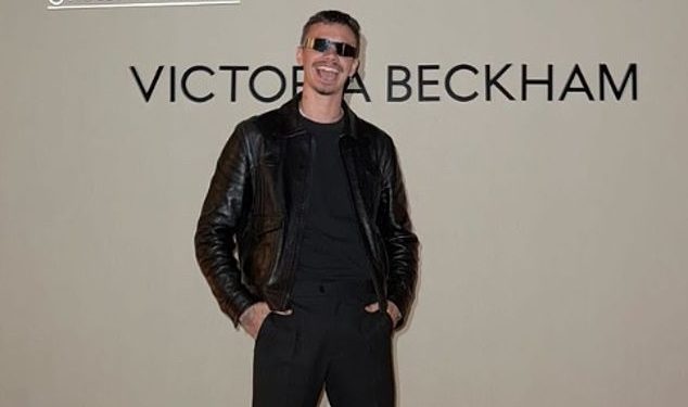 Cruz i Romeo Beckham slatko izražavaju svoj ponos zbog majke Victorije nakon njezine revije na Pariškom tjednu mode