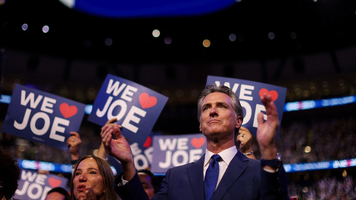 Gavin Newsom plješće s kalifornijskom delegacijom u DNC-u u Chicagu