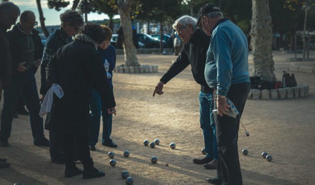 DRUŠTVO U KOJEM ŽIVIMO Postajemo sve stariji, demografsko stanje utječe na žene koje su u reproduktivnom razdoblju