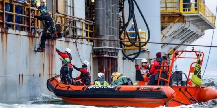 Danski sud izrekao rekordnu kaznu Greenpeaceu zbog blokade tankera