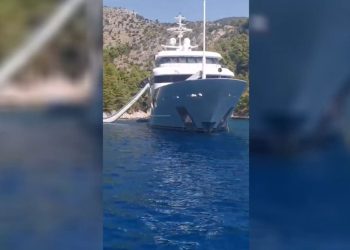 Debeljakova Katina opet uhvaćena u sidrenju, ovaj put na Braču: “Zauzeli cijelu plažu”