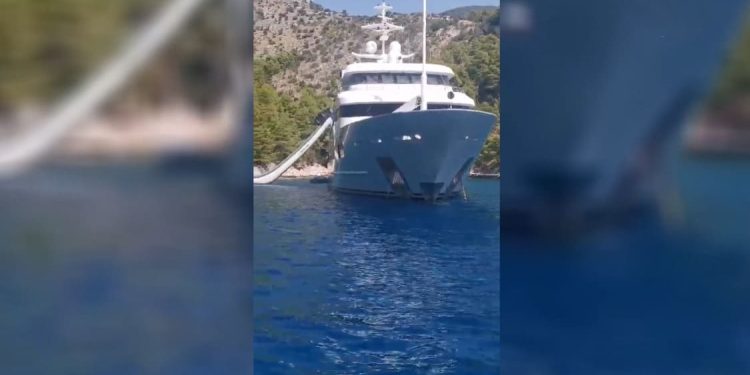 Debeljakova Katina opet uhvaćena u sidrenju, ovaj put na Braču: “Zauzeli cijelu plažu”