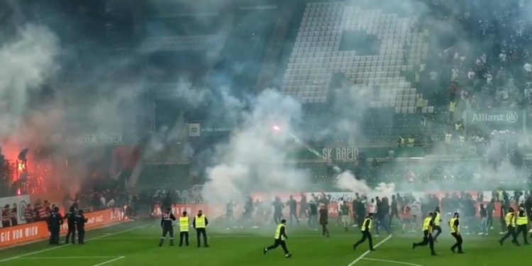 Delirium u Beču: sukobi i dimne bombe navijača Rapida i Austrie iz Beča