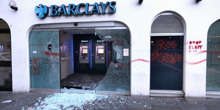 Diljem UK-a preko noći vandalizirano desetak poslovnica Barclaysa: Razlog je Izrael