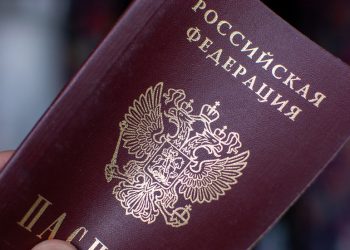 Država EU mogla bi prisiliti Ruse da izaberu državljanstvo — RT World News