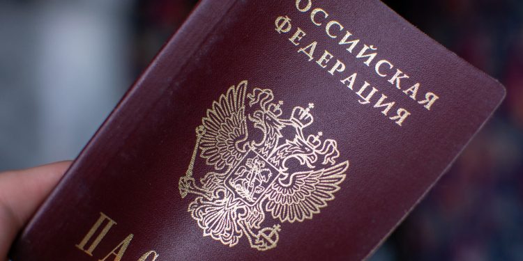 Država EU mogla bi prisiliti Ruse da izaberu državljanstvo — RT World News