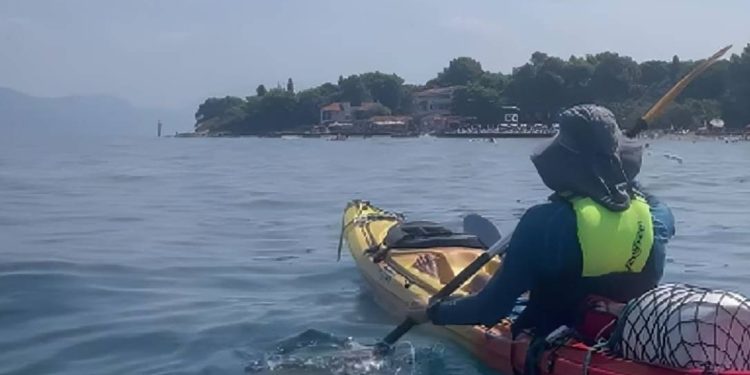 Dva prijatelja s Bačvica kajacima krenula prema Supetru!