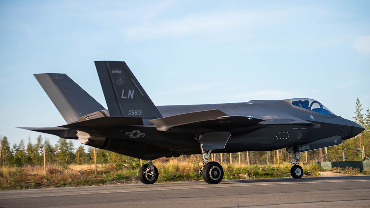 F-35 slijeće na autoput