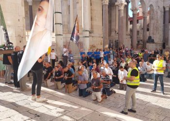 (FOTO I VIDEO) Muškarci i ove subote klečali na Peristilu