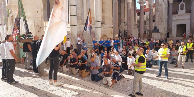 (FOTO I VIDEO) Muškarci i ove subote klečali na Peristilu